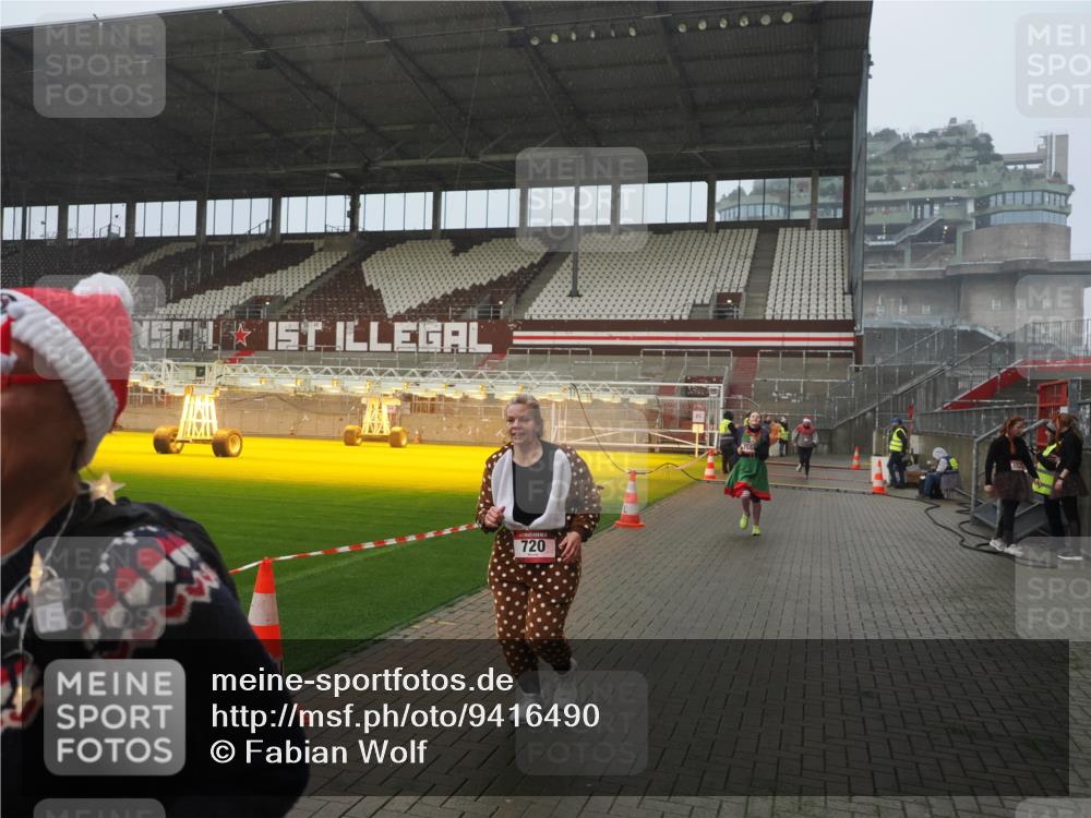 07.12.2025 - St. Pauli X-Mass-Run No. 15 Fabian Wolf http://msf.ph/oto/9416490 07.12.2025 11:09:55 Ziel 696, 720, 737, 753, 755, 814, 863, 1157, 1163 meine-sportfotos.de