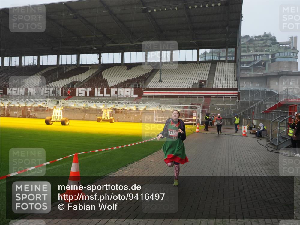 07.12.2025 - St. Pauli X-Mass-Run No. 15 Fabian Wolf http://msf.ph/oto/9416497 07.12.2025 11:09:57 Ziel 696, 720, 737, 753, 755, 814, 863, 1157, 1163 meine-sportfotos.de
