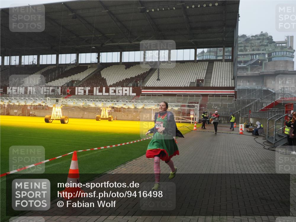 07.12.2025 - St. Pauli X-Mass-Run No. 15 Fabian Wolf http://msf.ph/oto/9416498 07.12.2025 11:09:57 Ziel 696, 720, 737, 753, 755, 814, 863, 1157, 1163 meine-sportfotos.de