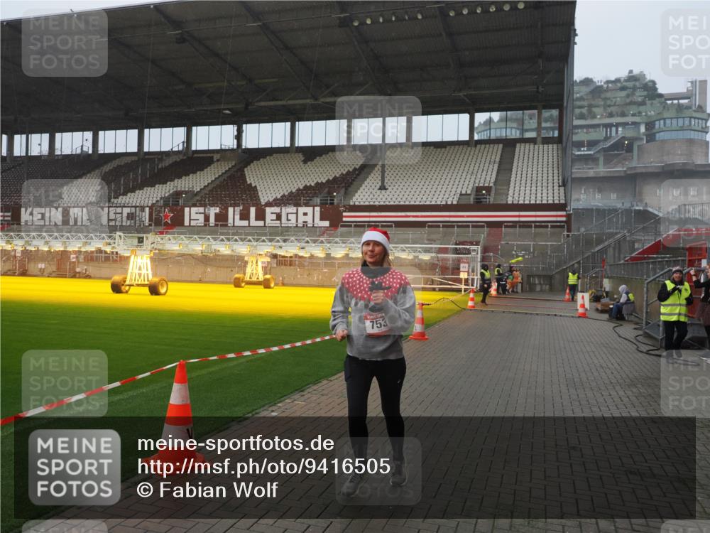 07.12.2025 - St. Pauli X-Mass-Run No. 15 Fabian Wolf http://msf.ph/oto/9416505 07.12.2025 11:10:03 Ziel 696, 720, 737, 753, 755, 863, 1163 meine-sportfotos.de