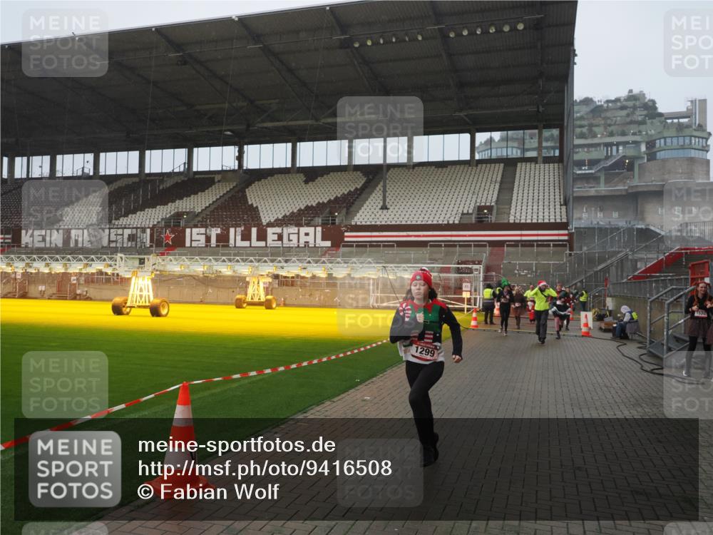 07.12.2025 - St. Pauli X-Mass-Run No. 15 Fabian Wolf http://msf.ph/oto/9416508 07.12.2025 11:10:16 Ziel 42, 980, 1298, 1299, 2371 meine-sportfotos.de