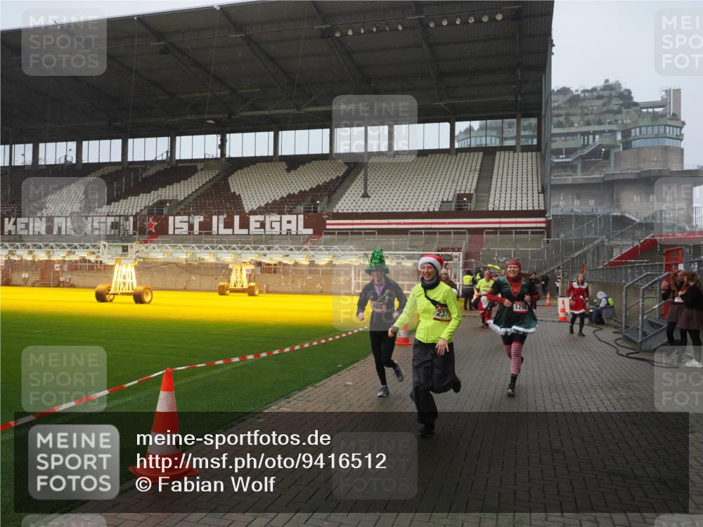 07.12.2025 - St. Pauli X-Mass-Run No. 15 Fabian Wolf http://msf.ph/oto/9416512 07.12.2025 11:10:20 Ziel 42, 53, 980, 1298, 1299, 1398, 1694, 1697, 1739, 1740, 2371 meine-sportfotos.de