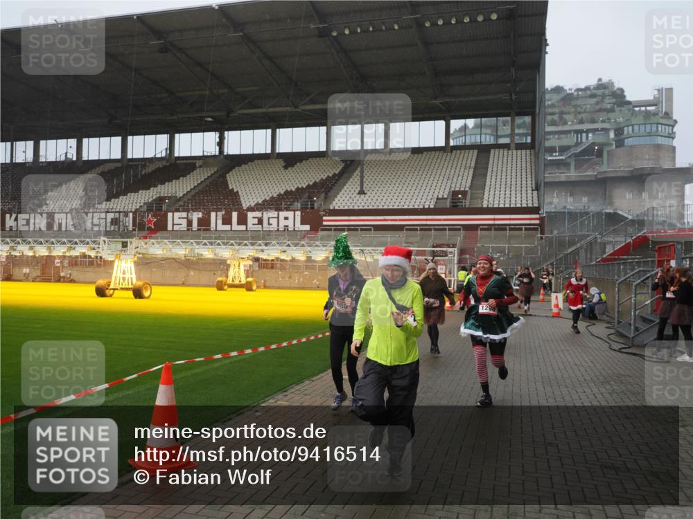 07.12.2025 - St. Pauli X-Mass-Run No. 15 Fabian Wolf http://msf.ph/oto/9416514 07.12.2025 11:10:21 Ziel 42, 53, 980, 1298, 1299, 1398, 1694, 1697, 1739, 1740, 2371 meine-sportfotos.de