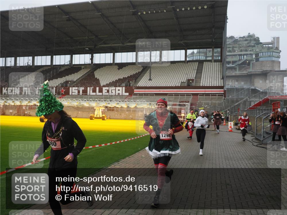 07.12.2025 - St. Pauli X-Mass-Run No. 15 Fabian Wolf http://msf.ph/oto/9416519 07.12.2025 11:10:22 Ziel 42, 53, 980, 1298, 1299, 1398, 1694, 1697, 1739, 1740, 2371 meine-sportfotos.de