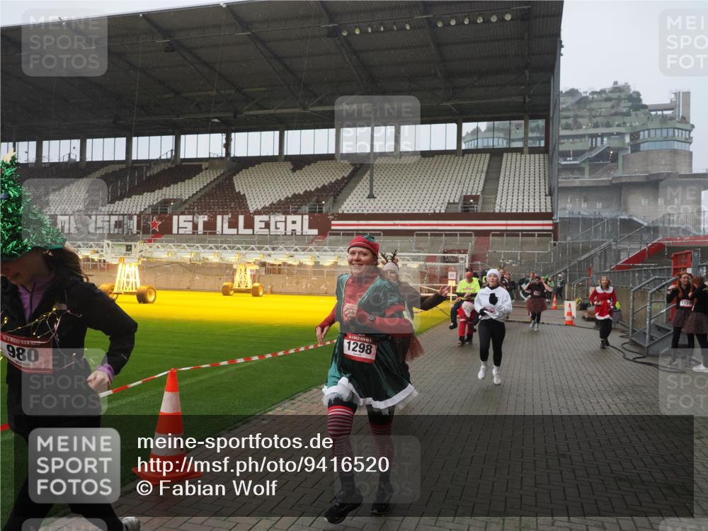 07.12.2025 - St. Pauli X-Mass-Run No. 15 Fabian Wolf http://msf.ph/oto/9416520 07.12.2025 11:10:22 Ziel 42, 53, 980, 1298, 1299, 1398, 1694, 1697, 1739, 1740, 2371 meine-sportfotos.de