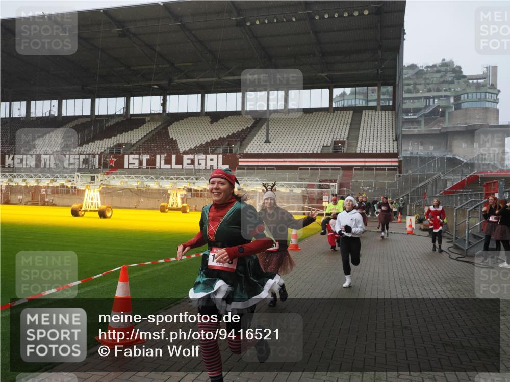 07.12.2025 - St. Pauli X-Mass-Run No. 15 Fabian Wolf http://msf.ph/oto/9416521 07.12.2025 11:10:22 Ziel 42, 53, 980, 1298, 1299, 1398, 1694, 1697, 1739, 1740, 2371 meine-sportfotos.de