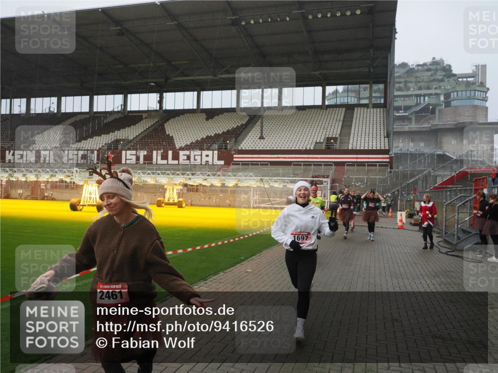 07.12.2025 - St. Pauli X-Mass-Run No. 15 Fabian Wolf http://msf.ph/oto/9416526 07.12.2025 11:10:23 Ziel 42, 53, 980, 1298, 1299, 1398, 1694, 1697, 1739, 1740, 2371 meine-sportfotos.de
