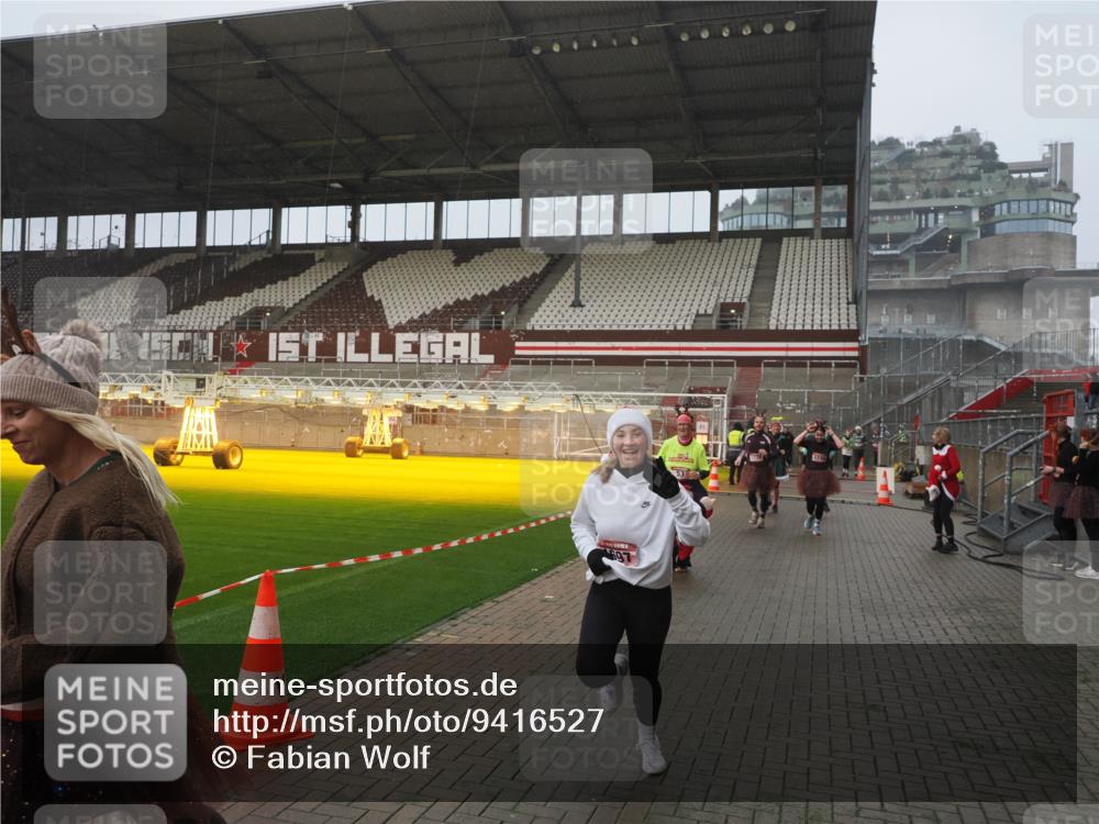 07.12.2025 - St. Pauli X-Mass-Run No. 15 Fabian Wolf http://msf.ph/oto/9416527 07.12.2025 11:10:23 Ziel 42, 53, 980, 1298, 1299, 1398, 1694, 1697, 1739, 1740, 2371 meine-sportfotos.de