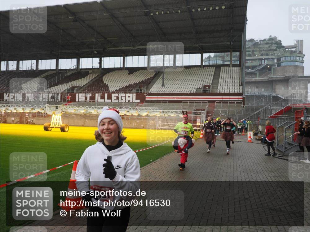 07.12.2025 - St. Pauli X-Mass-Run No. 15 Fabian Wolf http://msf.ph/oto/9416530 07.12.2025 11:10:24 Ziel 42, 53, 980, 1298, 1299, 1398, 1694, 1697, 1739, 1740, 2371 meine-sportfotos.de