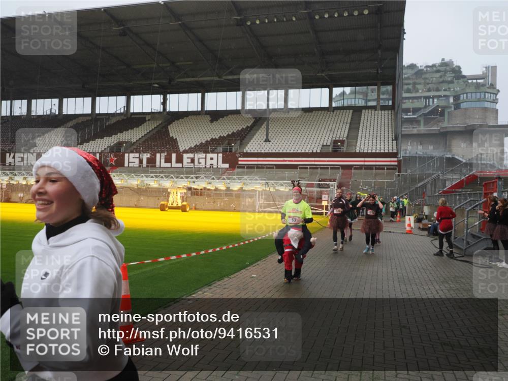 07.12.2025 - St. Pauli X-Mass-Run No. 15 Fabian Wolf http://msf.ph/oto/9416531 07.12.2025 11:10:24 Ziel 42, 53, 980, 1298, 1299, 1398, 1694, 1697, 1739, 1740, 2371 meine-sportfotos.de