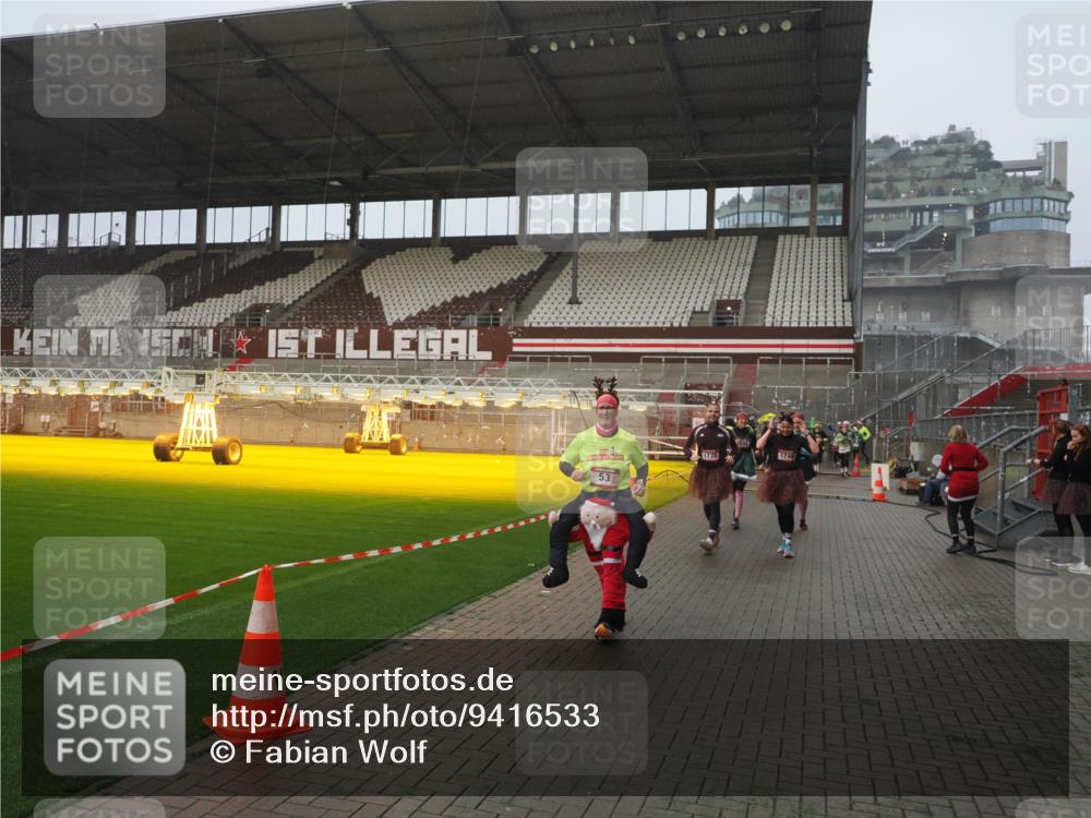 07.12.2025 - St. Pauli X-Mass-Run No. 15 Fabian Wolf http://msf.ph/oto/9416533 07.12.2025 11:10:24 Ziel 42, 53, 980, 1298, 1299, 1398, 1694, 1697, 1739, 1740, 2371 meine-sportfotos.de