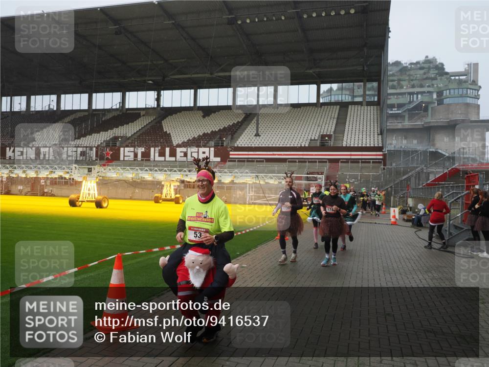 07.12.2025 - St. Pauli X-Mass-Run No. 15 Fabian Wolf http://msf.ph/oto/9416537 07.12.2025 11:10:25 Ziel 42, 53, 980, 1298, 1299, 1398, 1694, 1697, 1739, 1740, 2371 meine-sportfotos.de