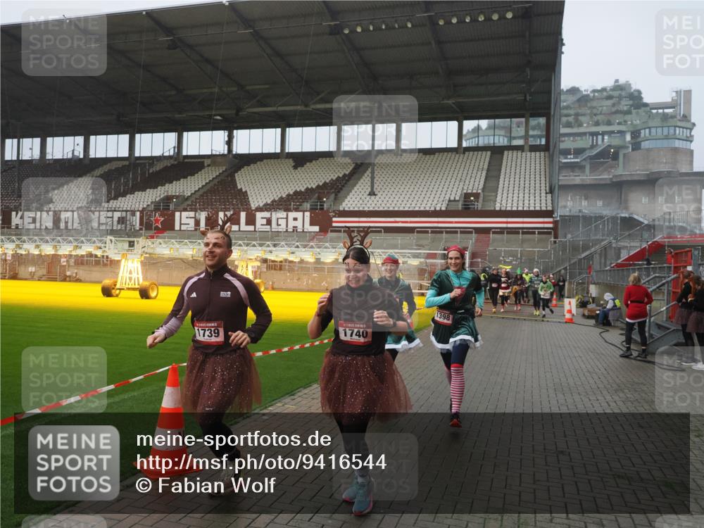 07.12.2025 - St. Pauli X-Mass-Run No. 15 Fabian Wolf http://msf.ph/oto/9416544 07.12.2025 11:10:27 Ziel 30, 31, 42, 49, 53, 134, 980, 1298, 1299, 1398, 1692, 1694, 1697, 1739, 1740, 2371 meine-sportfotos.de
