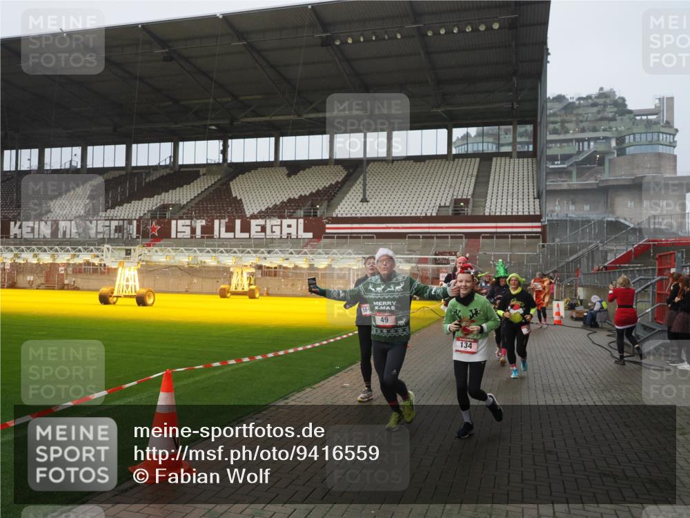 07.12.2025 - St. Pauli X-Mass-Run No. 15 Fabian Wolf http://msf.ph/oto/9416559 07.12.2025 11:10:34 Ziel 29, 30, 31, 42, 49, 53, 122, 134, 745, 980, 1064, 1066, 1298, 1380, 1398, 1692, 1694, 1697, 1739, 1740, 3124, 3136 meine-sportfotos.de