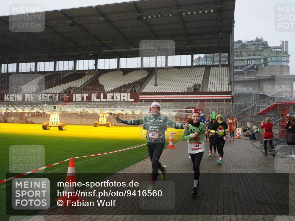 07.12.2025 - St. Pauli X-Mass-Run No. 15 Fabian Wolf http://msf.ph/oto/9416560 07.12.2025 11:10:34 Ziel 29, 30, 31, 42, 49, 53, 122, 134, 745, 980, 1064, 1066, 1298, 1380, 1398, 1692, 1694, 1697, 1739, 1740, 3124, 3136 meine-sportfotos.de