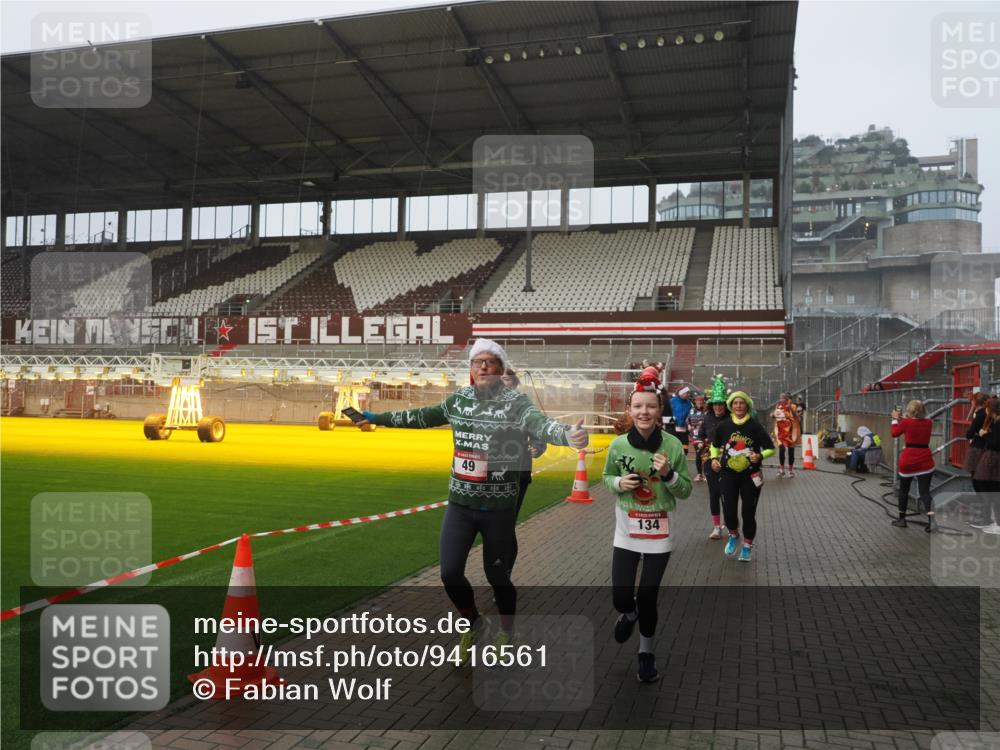 07.12.2025 - St. Pauli X-Mass-Run No. 15 Fabian Wolf http://msf.ph/oto/9416561 07.12.2025 11:10:34 Ziel 29, 30, 31, 42, 49, 53, 122, 134, 745, 980, 1064, 1066, 1298, 1380, 1398, 1692, 1694, 1697, 1739, 1740, 3124, 3136 meine-sportfotos.de