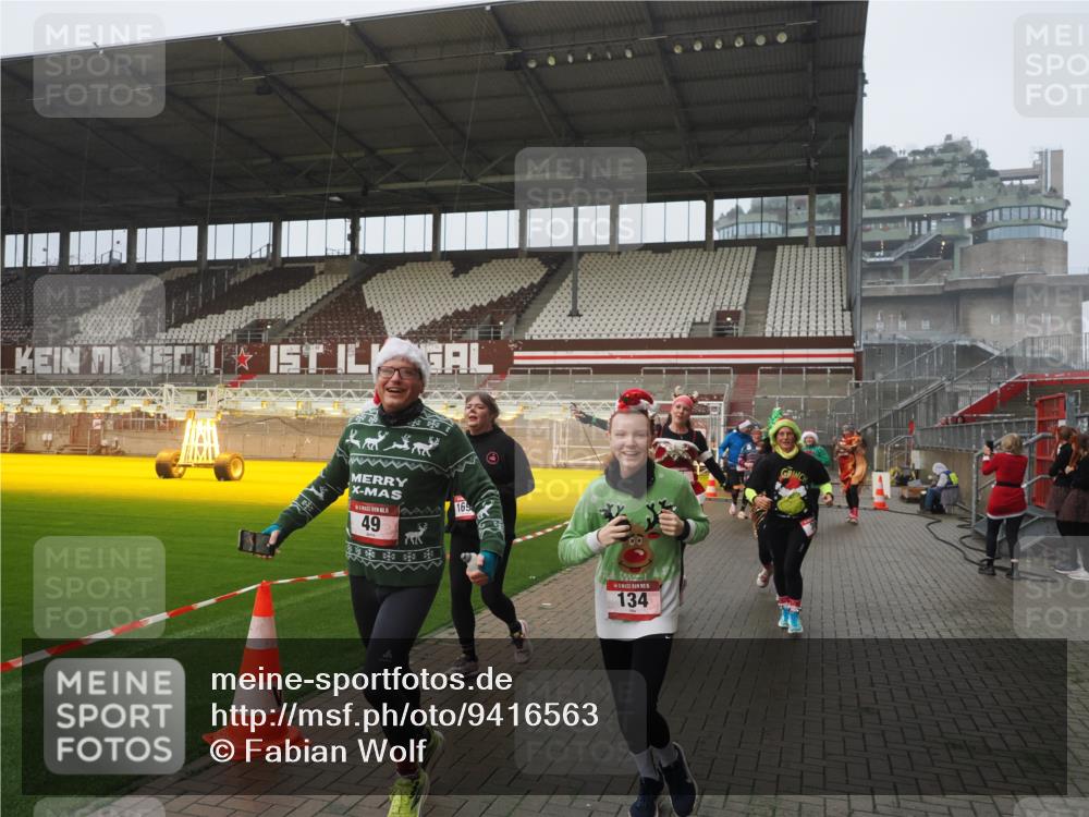 07.12.2025 - St. Pauli X-Mass-Run No. 15 Fabian Wolf http://msf.ph/oto/9416563 07.12.2025 11:10:34 Ziel 29, 30, 31, 42, 49, 53, 122, 134, 745, 980, 1064, 1066, 1298, 1380, 1398, 1692, 1694, 1697, 1739, 1740, 3124, 3136 meine-sportfotos.de
