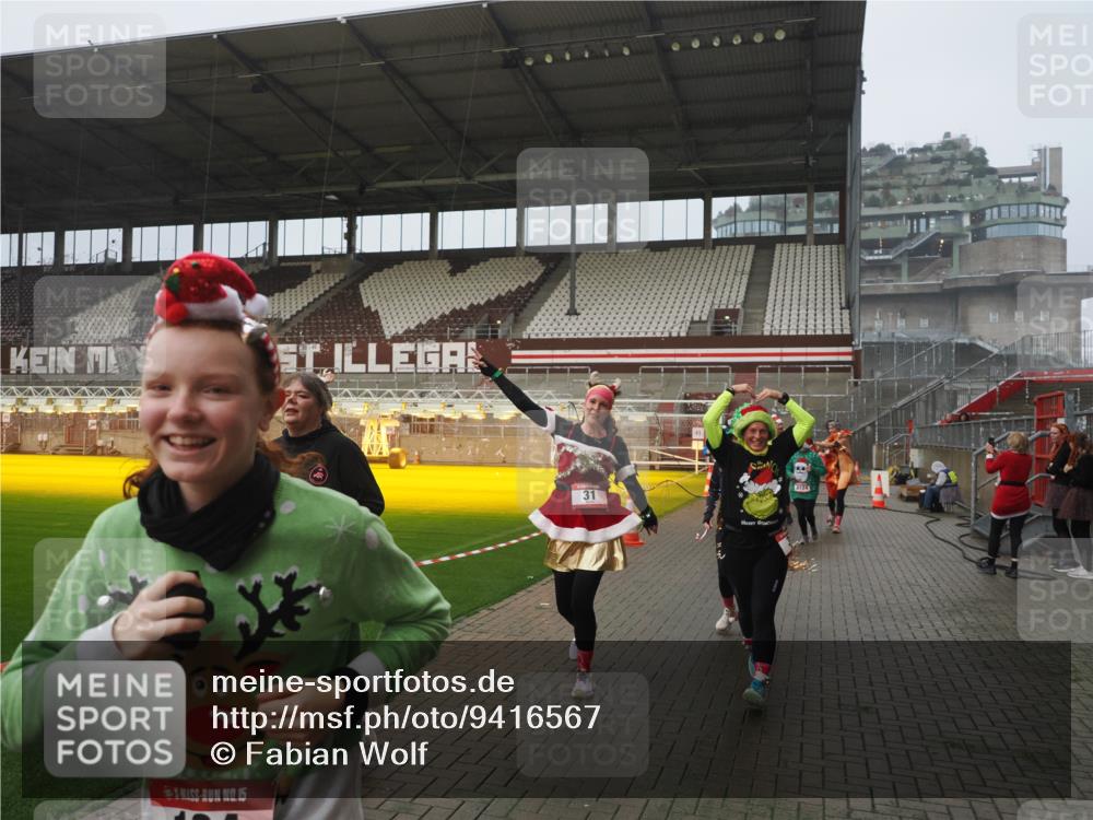 07.12.2025 - St. Pauli X-Mass-Run No. 15 Fabian Wolf http://msf.ph/oto/9416567 07.12.2025 11:10:35 Ziel 29, 30, 31, 42, 49, 53, 122, 134, 745, 980, 1064, 1066, 1298, 1380, 1398, 1692, 1694, 1697, 1739, 1740, 3124, 3136 meine-sportfotos.de