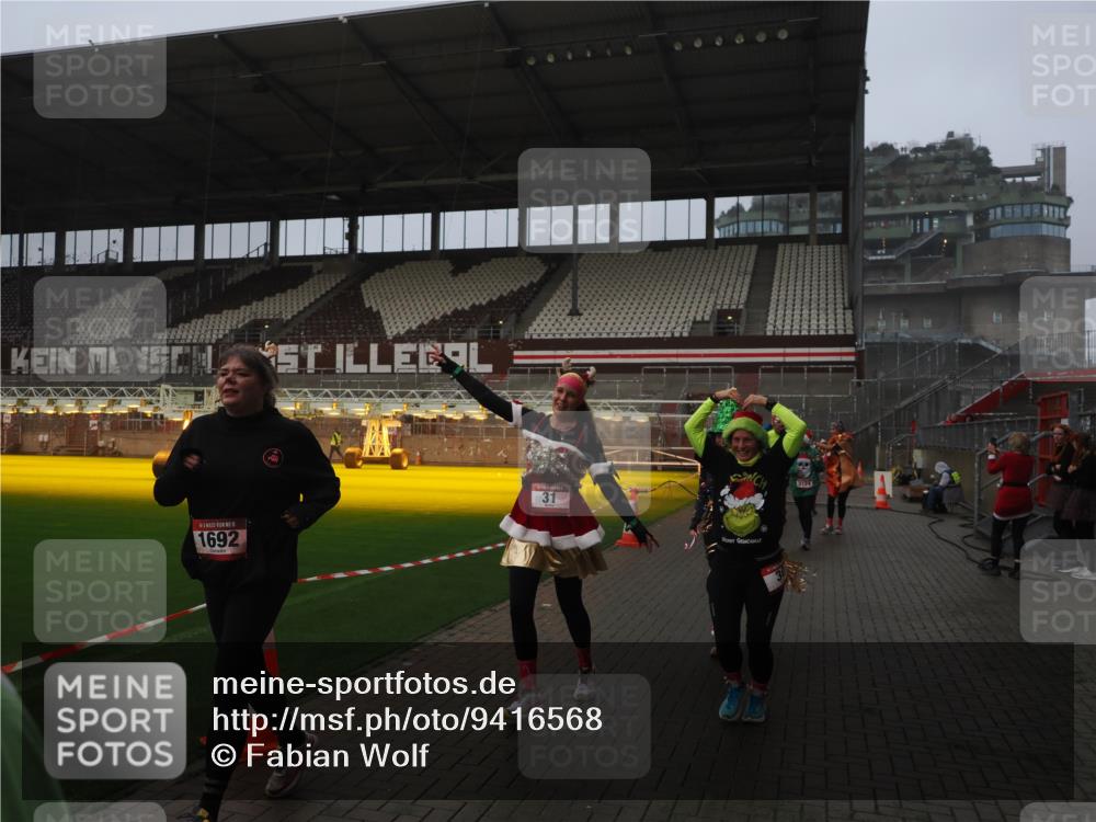 07.12.2025 - St. Pauli X-Mass-Run No. 15 Fabian Wolf http://msf.ph/oto/9416568 07.12.2025 11:10:35 Ziel 29, 30, 31, 42, 49, 53, 122, 134, 745, 980, 1064, 1066, 1298, 1380, 1398, 1692, 1694, 1697, 1739, 1740, 3124, 3136 meine-sportfotos.de