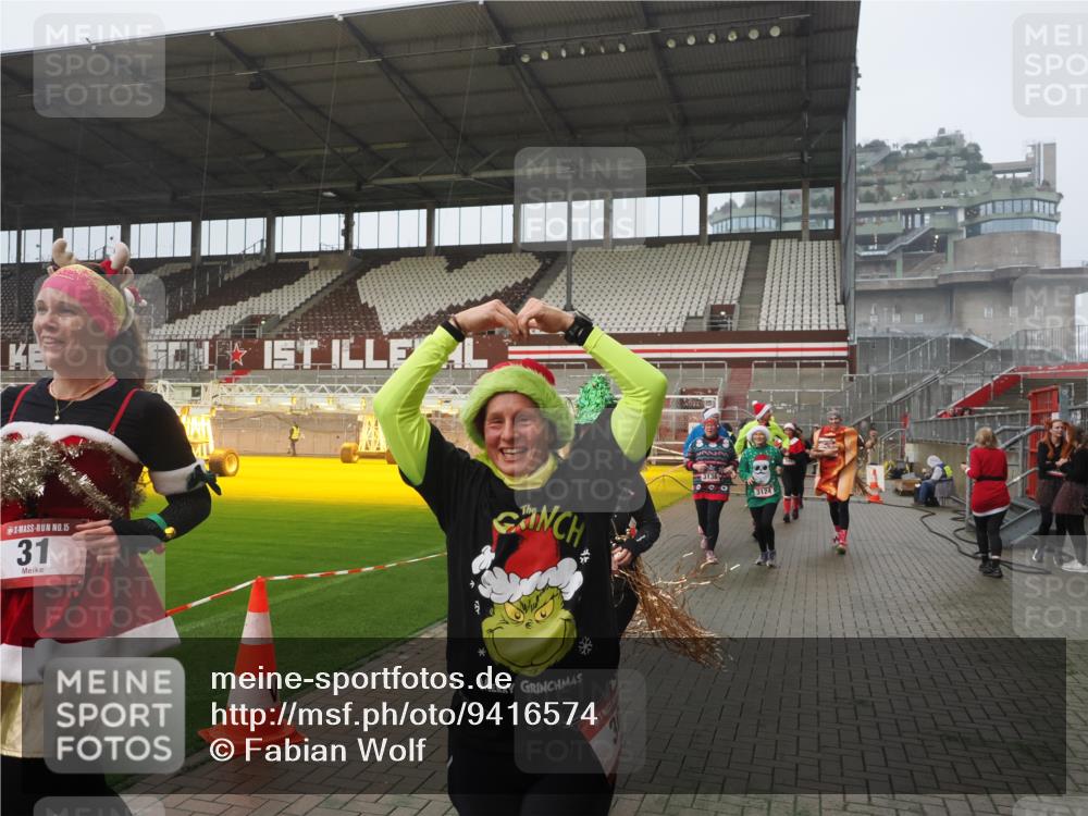 07.12.2025 - St. Pauli X-Mass-Run No. 15 Fabian Wolf http://msf.ph/oto/9416574 07.12.2025 11:10:37 Ziel 29, 30, 31, 49, 53, 122, 134, 745, 1064, 1066, 1380, 1398, 1626, 1692, 1694, 1697, 1739, 1740, 3124, 3136 meine-sportfotos.de