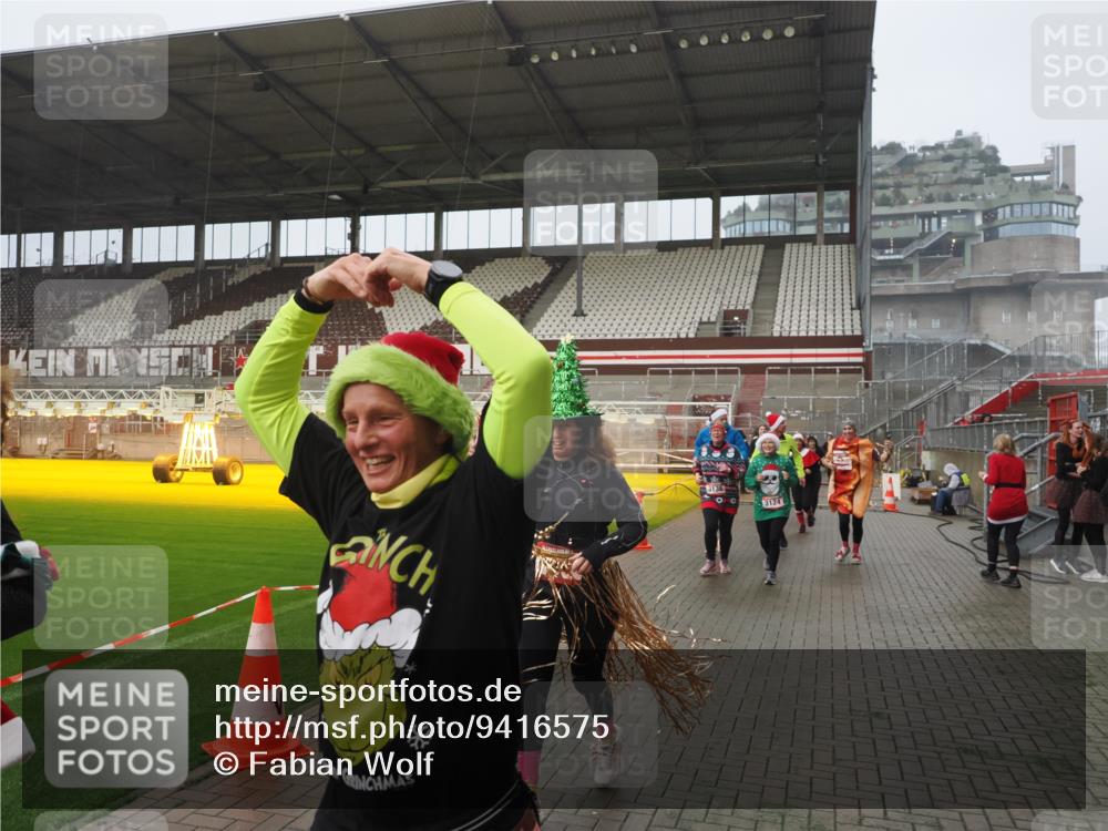 07.12.2025 - St. Pauli X-Mass-Run No. 15 Fabian Wolf http://msf.ph/oto/9416575 07.12.2025 11:10:37 Ziel 29, 30, 31, 49, 53, 122, 134, 745, 1064, 1066, 1380, 1398, 1626, 1692, 1694, 1697, 1739, 1740, 3124, 3136 meine-sportfotos.de
