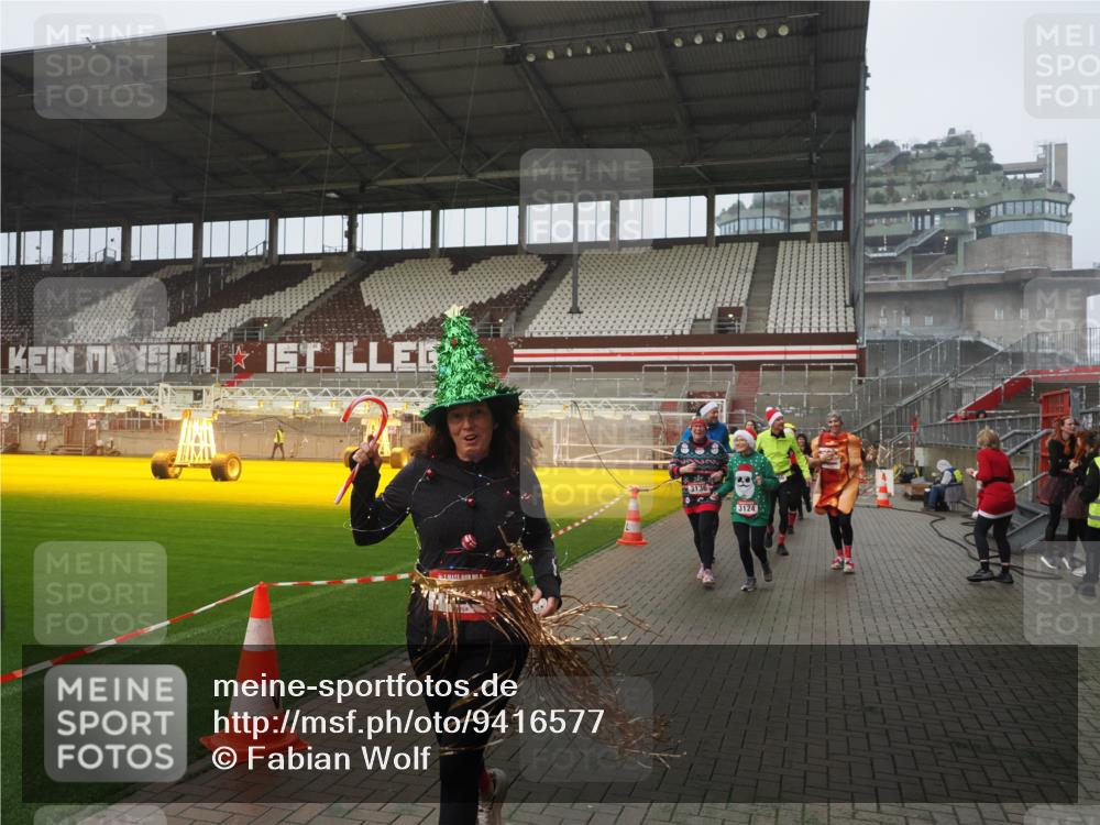 07.12.2025 - St. Pauli X-Mass-Run No. 15 Fabian Wolf http://msf.ph/oto/9416577 07.12.2025 11:10:37 Ziel 29, 30, 31, 49, 53, 122, 134, 745, 1064, 1066, 1380, 1398, 1626, 1692, 1694, 1697, 1739, 1740, 3124, 3136 meine-sportfotos.de