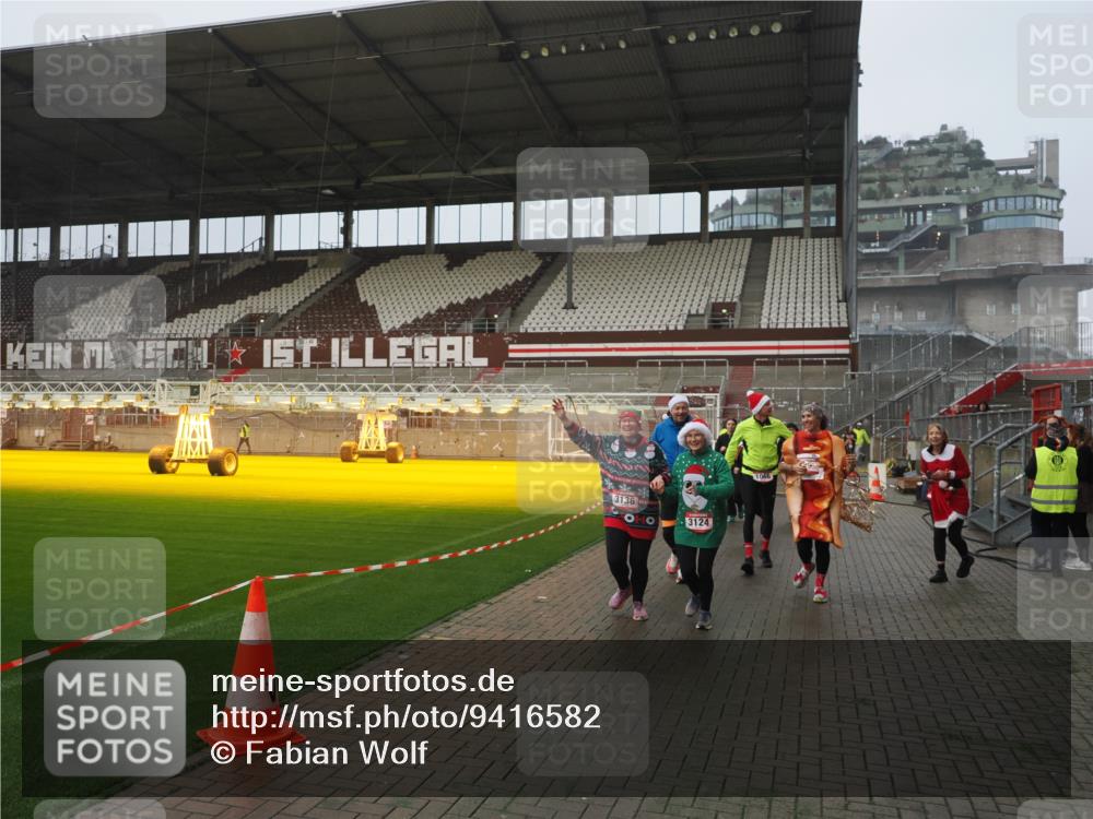 07.12.2025 - St. Pauli X-Mass-Run No. 15 Fabian Wolf http://msf.ph/oto/9416582 07.12.2025 11:10:38 Ziel 29, 30, 31, 49, 122, 134, 745, 1064, 1066, 1380, 1398, 1626, 1692, 1694, 1739, 1740, 3124, 3136 meine-sportfotos.de