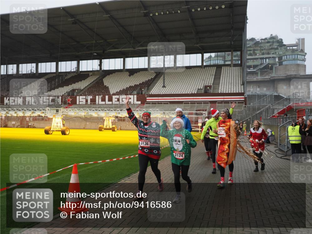 07.12.2025 - St. Pauli X-Mass-Run No. 15 Fabian Wolf http://msf.ph/oto/9416586 07.12.2025 11:10:39 Ziel 29, 30, 31, 49, 122, 134, 745, 1064, 1066, 1380, 1398, 1584, 1626, 1692, 1694, 1739, 1740, 3124, 3136, 4574 meine-sportfotos.de