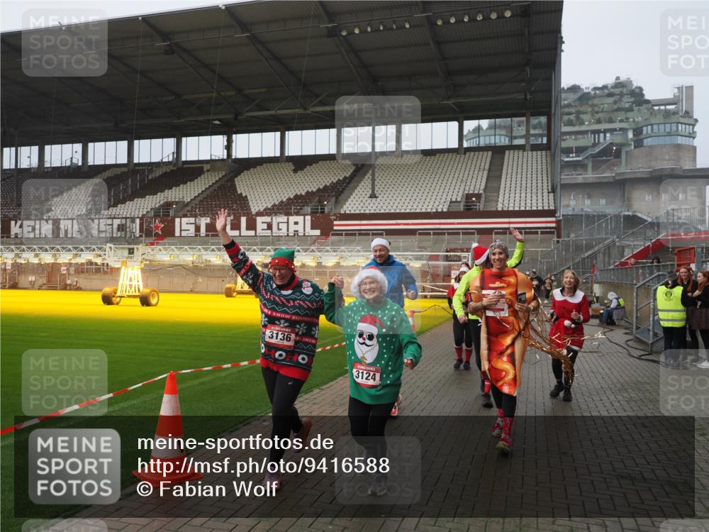07.12.2025 - St. Pauli X-Mass-Run No. 15 Fabian Wolf http://msf.ph/oto/9416588 07.12.2025 11:10:40 Ziel 29, 30, 31, 49, 122, 134, 745, 1064, 1066, 1380, 1398, 1584, 1626, 1692, 1694, 3124, 3136, 4574 meine-sportfotos.de