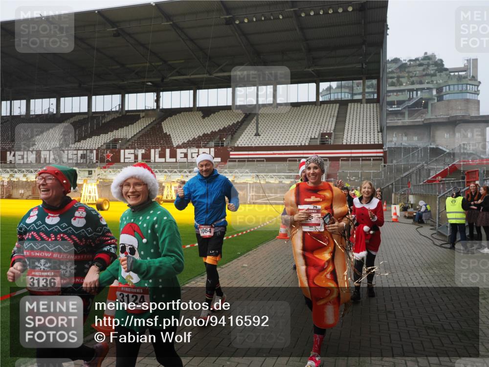 07.12.2025 - St. Pauli X-Mass-Run No. 15 Fabian Wolf http://msf.ph/oto/9416592 07.12.2025 11:10:40 Ziel 29, 30, 31, 49, 122, 134, 745, 1064, 1066, 1380, 1398, 1584, 1626, 1692, 1694, 3124, 3136, 4574 meine-sportfotos.de
