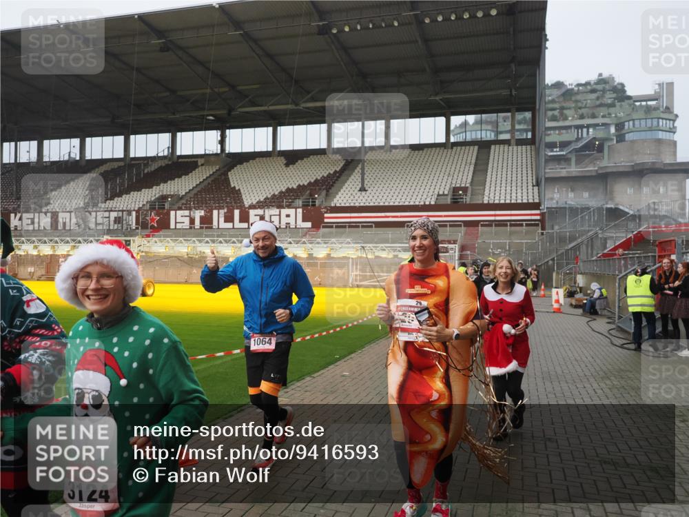 07.12.2025 - St. Pauli X-Mass-Run No. 15 Fabian Wolf http://msf.ph/oto/9416593 07.12.2025 11:10:41 Ziel 29, 30, 31, 49, 122, 134, 745, 1064, 1066, 1380, 1584, 1626, 1692, 3124, 3136, 4574 meine-sportfotos.de