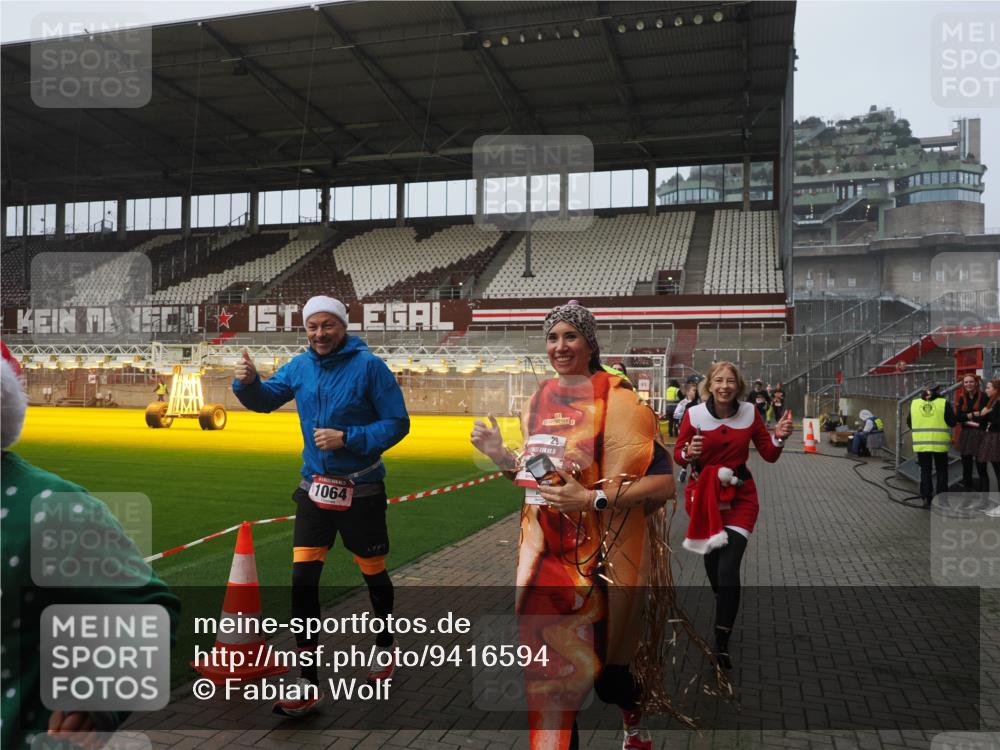 07.12.2025 - St. Pauli X-Mass-Run No. 15 Fabian Wolf http://msf.ph/oto/9416594 07.12.2025 11:10:41 Ziel 29, 30, 31, 49, 122, 134, 745, 1064, 1066, 1380, 1584, 1626, 1692, 3124, 3136, 4574 meine-sportfotos.de