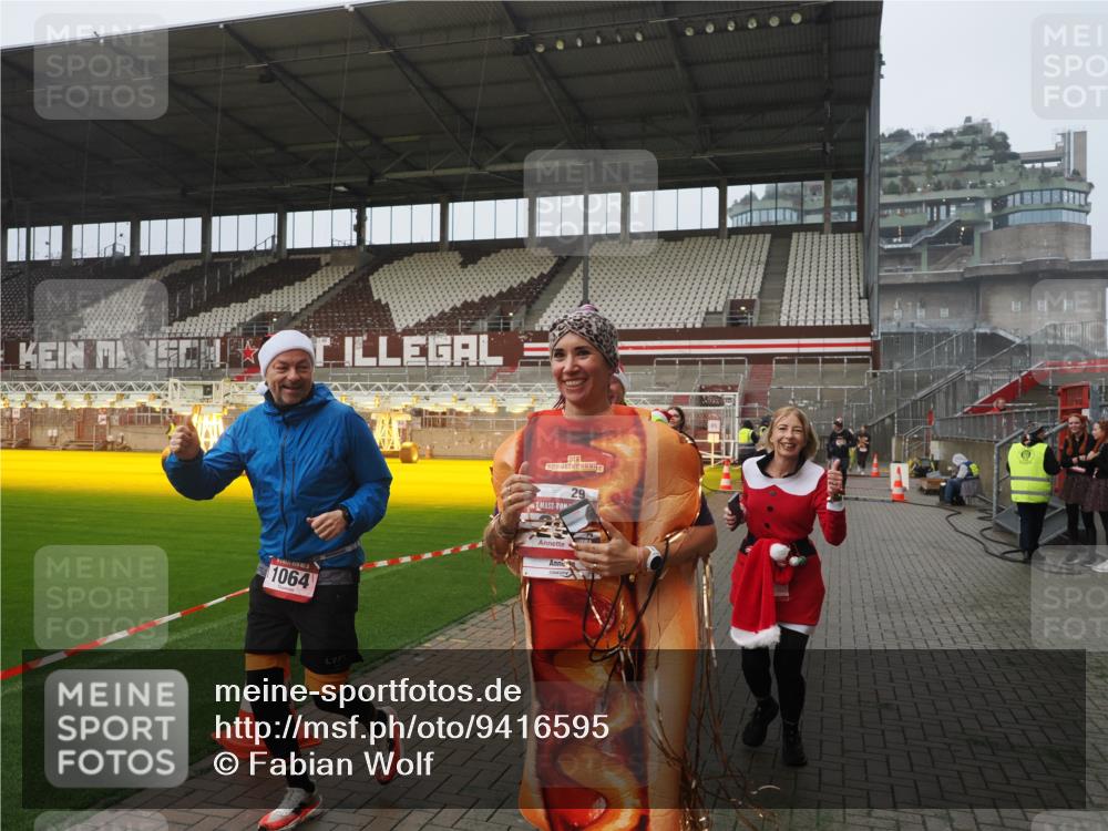 07.12.2025 - St. Pauli X-Mass-Run No. 15 Fabian Wolf http://msf.ph/oto/9416595 07.12.2025 11:10:41 Ziel 29, 30, 31, 49, 122, 134, 745, 1064, 1066, 1380, 1584, 1626, 1692, 3124, 3136, 4574 meine-sportfotos.de