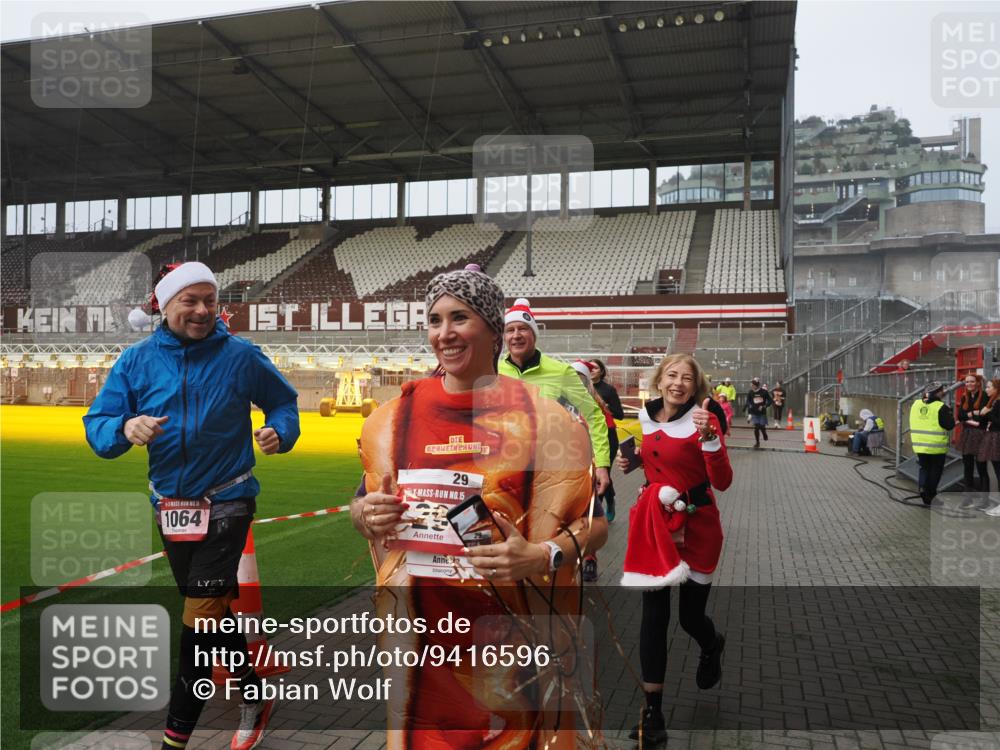 07.12.2025 - St. Pauli X-Mass-Run No. 15 Fabian Wolf http://msf.ph/oto/9416596 07.12.2025 11:10:41 Ziel 29, 30, 31, 49, 122, 134, 745, 1064, 1066, 1380, 1584, 1626, 1692, 3124, 3136, 4574 meine-sportfotos.de