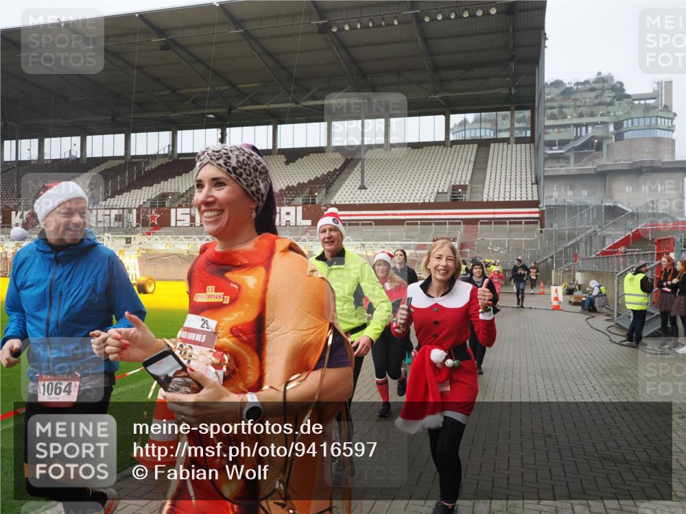 07.12.2025 - St. Pauli X-Mass-Run No. 15 Fabian Wolf http://msf.ph/oto/9416597 07.12.2025 11:10:41 Ziel 29, 30, 31, 49, 122, 134, 745, 1064, 1066, 1380, 1584, 1626, 1692, 3124, 3136, 4574 meine-sportfotos.de