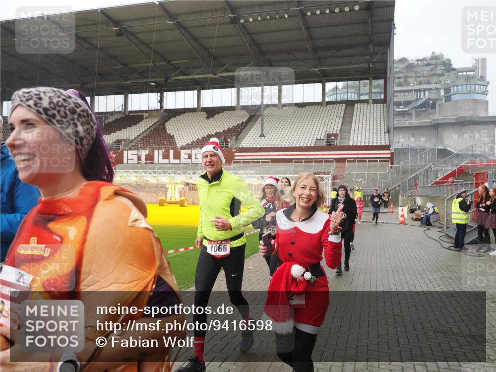07.12.2025 - St. Pauli X-Mass-Run No. 15 Fabian Wolf http://msf.ph/oto/9416598 07.12.2025 11:10:42 Ziel 29, 30, 31, 49, 122, 134, 745, 1064, 1066, 1380, 1584, 1626, 1692, 3124, 3136, 4574 meine-sportfotos.de