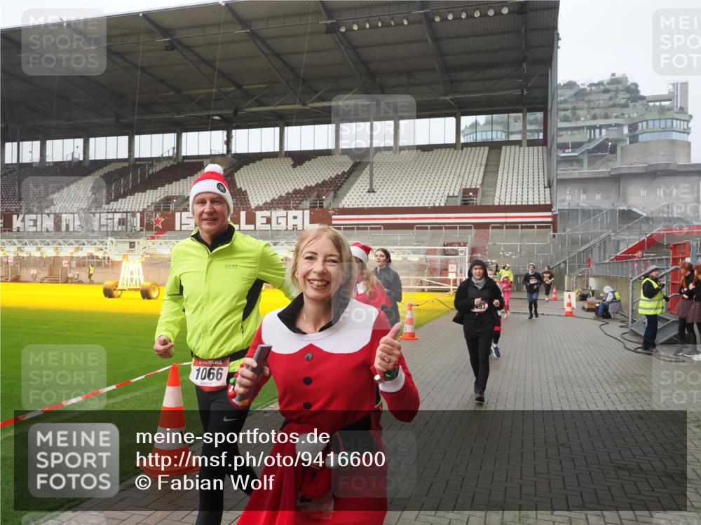 07.12.2025 - St. Pauli X-Mass-Run No. 15 Fabian Wolf http://msf.ph/oto/9416600 07.12.2025 11:10:42 Ziel 29, 30, 31, 49, 122, 134, 745, 1064, 1066, 1380, 1584, 1626, 1692, 3124, 3136, 4574 meine-sportfotos.de