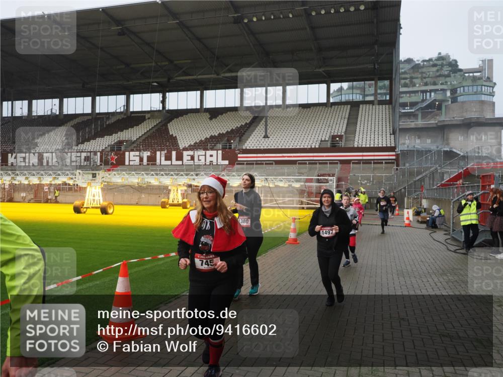 07.12.2025 - St. Pauli X-Mass-Run No. 15 Fabian Wolf http://msf.ph/oto/9416602 07.12.2025 11:10:43 Ziel 29, 30, 31, 49, 122, 134, 745, 1064, 1066, 1380, 1400, 1402, 1584, 1626, 1692, 3124, 3136, 4574 meine-sportfotos.de