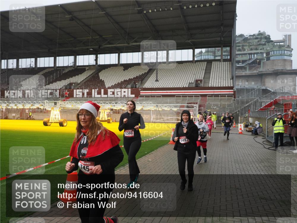 07.12.2025 - St. Pauli X-Mass-Run No. 15 Fabian Wolf http://msf.ph/oto/9416604 07.12.2025 11:10:43 Ziel 29, 30, 31, 49, 122, 134, 745, 1064, 1066, 1380, 1400, 1402, 1584, 1626, 1692, 3124, 3136, 4574 meine-sportfotos.de