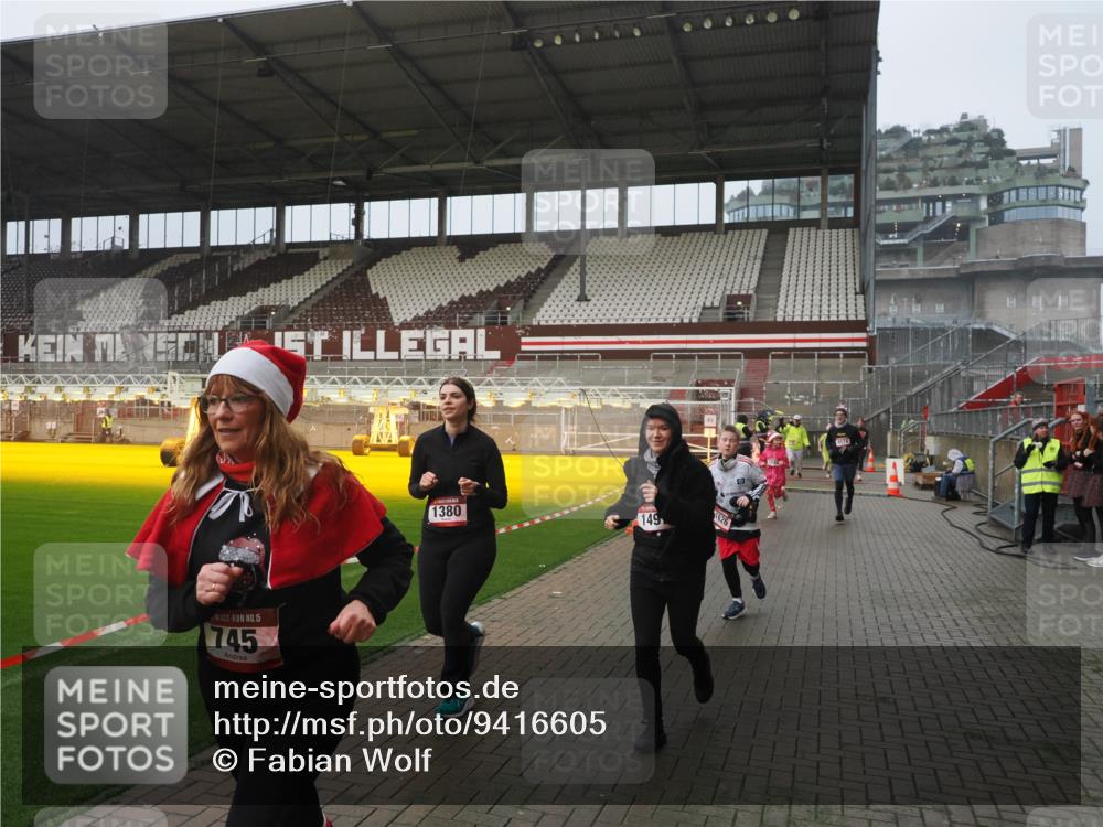 07.12.2025 - St. Pauli X-Mass-Run No. 15 Fabian Wolf http://msf.ph/oto/9416605 07.12.2025 11:10:43 Ziel 29, 30, 31, 49, 122, 134, 745, 1064, 1066, 1380, 1400, 1402, 1584, 1626, 1692, 3124, 3136, 4574 meine-sportfotos.de