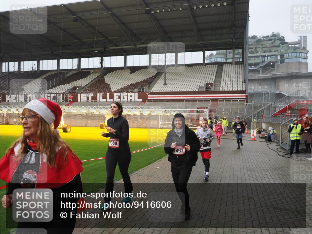 07.12.2025 - St. Pauli X-Mass-Run No. 15 Fabian Wolf http://msf.ph/oto/9416606 07.12.2025 11:10:43 Ziel 29, 30, 31, 49, 122, 134, 745, 1064, 1066, 1380, 1400, 1402, 1584, 1626, 1692, 3124, 3136, 4574 meine-sportfotos.de