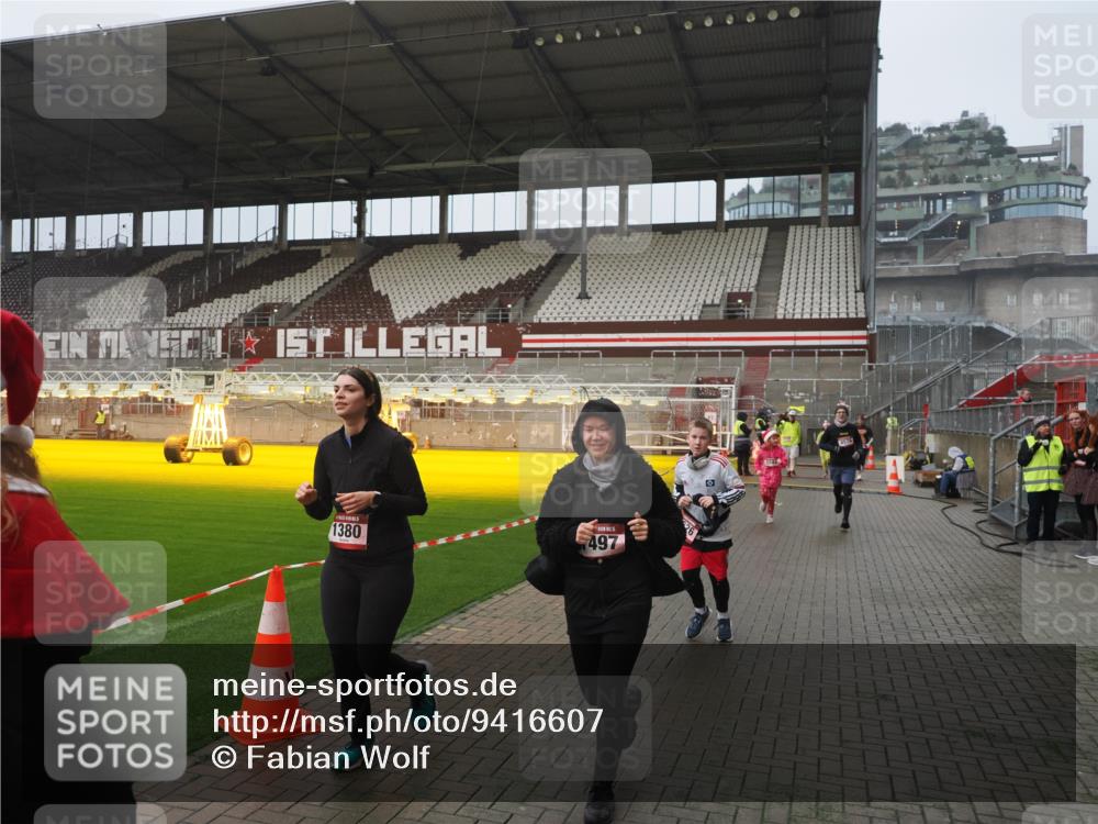 07.12.2025 - St. Pauli X-Mass-Run No. 15 Fabian Wolf http://msf.ph/oto/9416607 07.12.2025 11:10:44 Ziel 29, 30, 31, 49, 122, 134, 745, 1064, 1066, 1380, 1400, 1402, 1584, 1626, 1692, 3124, 3136, 4574 meine-sportfotos.de