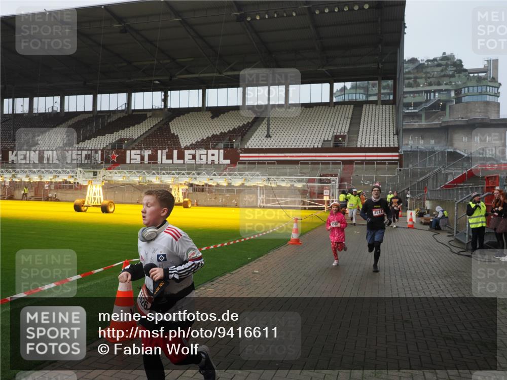 07.12.2025 - St. Pauli X-Mass-Run No. 15 Fabian Wolf http://msf.ph/oto/9416611 07.12.2025 11:10:45 Ziel 29, 30, 31, 49, 122, 134, 745, 1064, 1066, 1380, 1400, 1402, 1584, 1626, 1692, 3124, 3136, 4574 meine-sportfotos.de