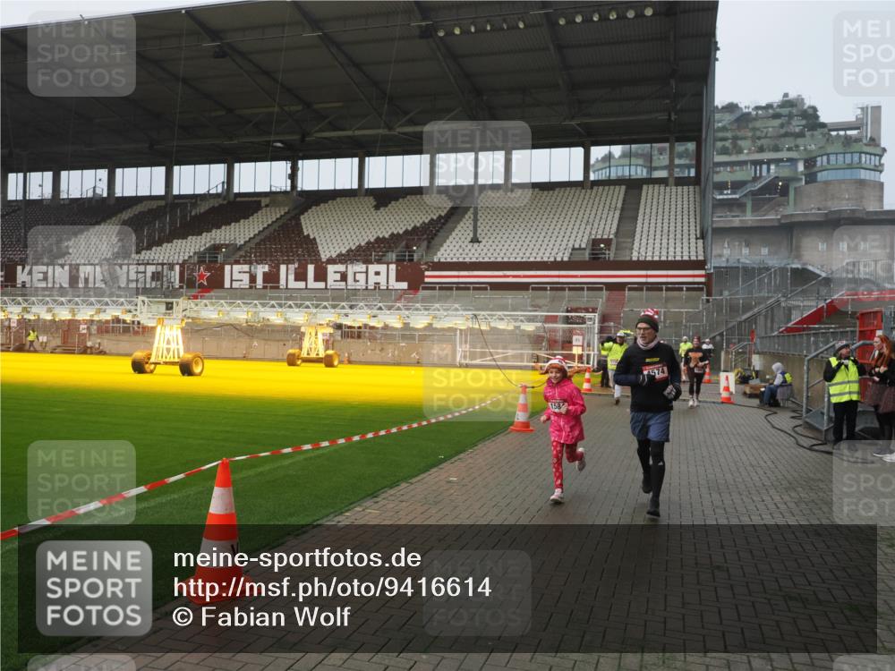 07.12.2025 - St. Pauli X-Mass-Run No. 15 Fabian Wolf http://msf.ph/oto/9416614 07.12.2025 11:10:46 Ziel 29, 30, 31, 49, 122, 134, 745, 1064, 1066, 1380, 1400, 1402, 1584, 1626, 1692, 3124, 3136, 4574 meine-sportfotos.de