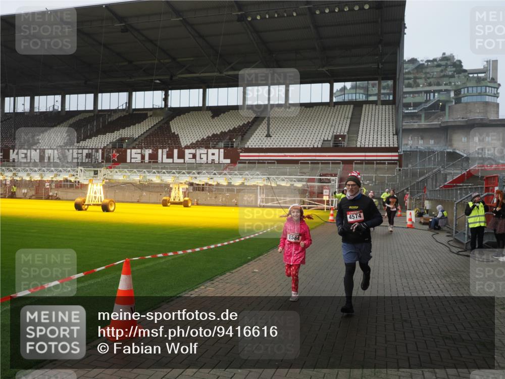 07.12.2025 - St. Pauli X-Mass-Run No. 15 Fabian Wolf http://msf.ph/oto/9416616 07.12.2025 11:10:46 Ziel 29, 30, 31, 49, 122, 134, 745, 1064, 1066, 1380, 1400, 1402, 1584, 1626, 1692, 3124, 3136, 4574 meine-sportfotos.de