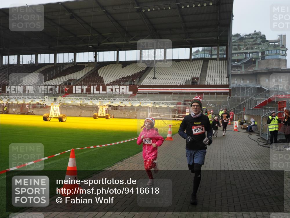 07.12.2025 - St. Pauli X-Mass-Run No. 15 Fabian Wolf http://msf.ph/oto/9416618 07.12.2025 11:10:46 Ziel 29, 30, 31, 49, 122, 134, 745, 1064, 1066, 1380, 1400, 1402, 1584, 1626, 1692, 3124, 3136, 4574 meine-sportfotos.de