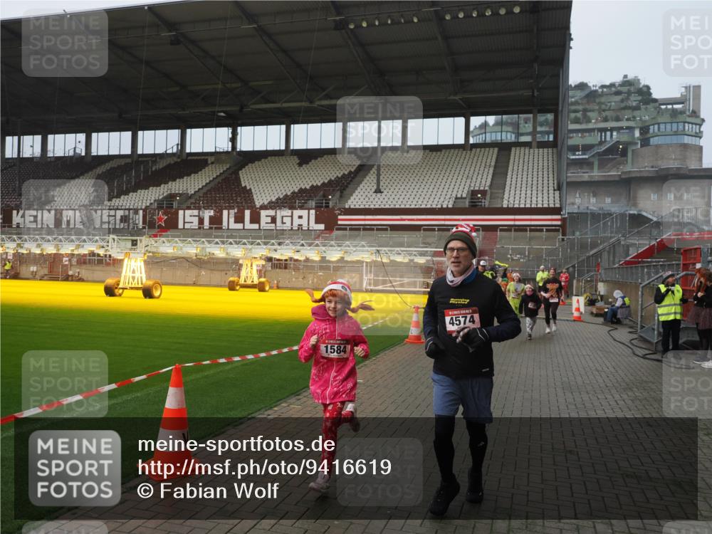 07.12.2025 - St. Pauli X-Mass-Run No. 15 Fabian Wolf http://msf.ph/oto/9416619 07.12.2025 11:10:47 Ziel 29, 122, 745, 1064, 1066, 1380, 1400, 1402, 1584, 1626, 2616, 3124, 3136, 4574 meine-sportfotos.de