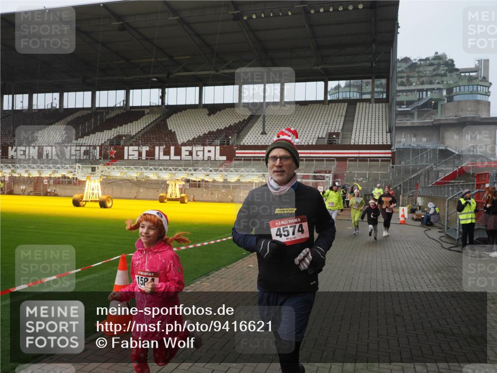 07.12.2025 - St. Pauli X-Mass-Run No. 15 Fabian Wolf http://msf.ph/oto/9416621 07.12.2025 11:10:47 Ziel 29, 122, 745, 1064, 1066, 1380, 1400, 1402, 1584, 1626, 2616, 3124, 3136, 4574 meine-sportfotos.de