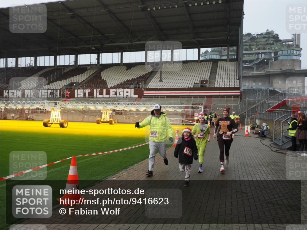 07.12.2025 - St. Pauli X-Mass-Run No. 15 Fabian Wolf http://msf.ph/oto/9416623 07.12.2025 11:10:49 Ziel 29, 122, 745, 1064, 1066, 1380, 1400, 1402, 1584, 1626, 2616, 3124, 3136, 4574 meine-sportfotos.de