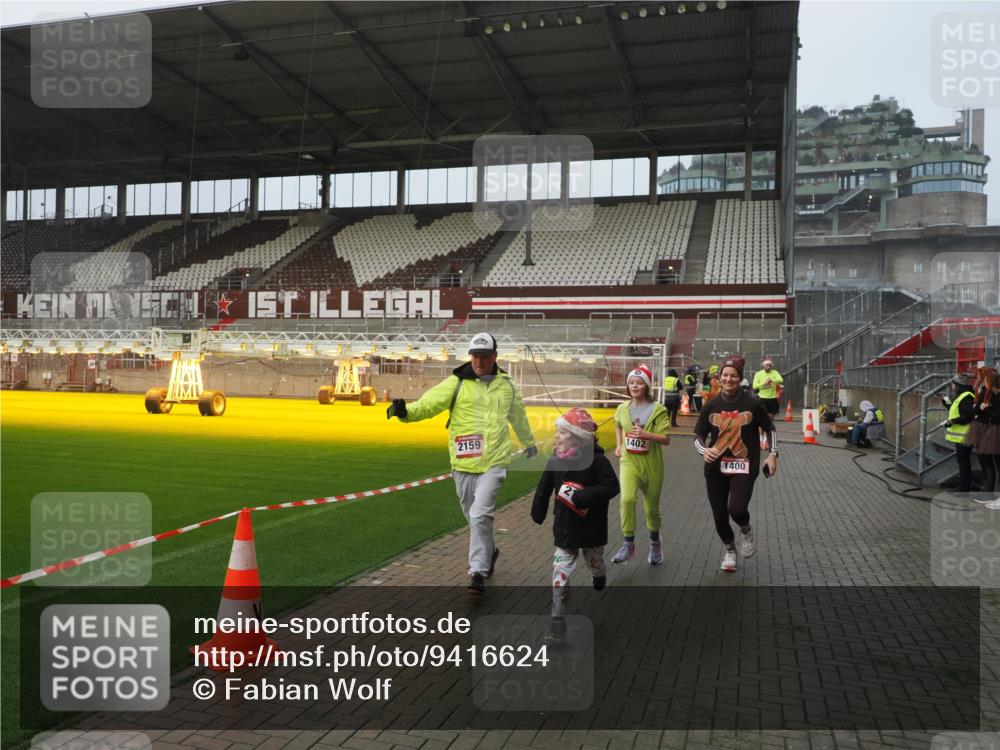 07.12.2025 - St. Pauli X-Mass-Run No. 15 Fabian Wolf http://msf.ph/oto/9416624 07.12.2025 11:10:49 Ziel 29, 122, 745, 1064, 1066, 1380, 1400, 1402, 1584, 1626, 2616, 3124, 3136, 4574 meine-sportfotos.de